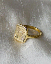 Load image into Gallery viewer, DEA DIA -  The Sun Tarot Ring - Brass