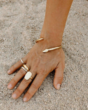 Load image into Gallery viewer, DEA DIA - Golden Snake Twist Cuff